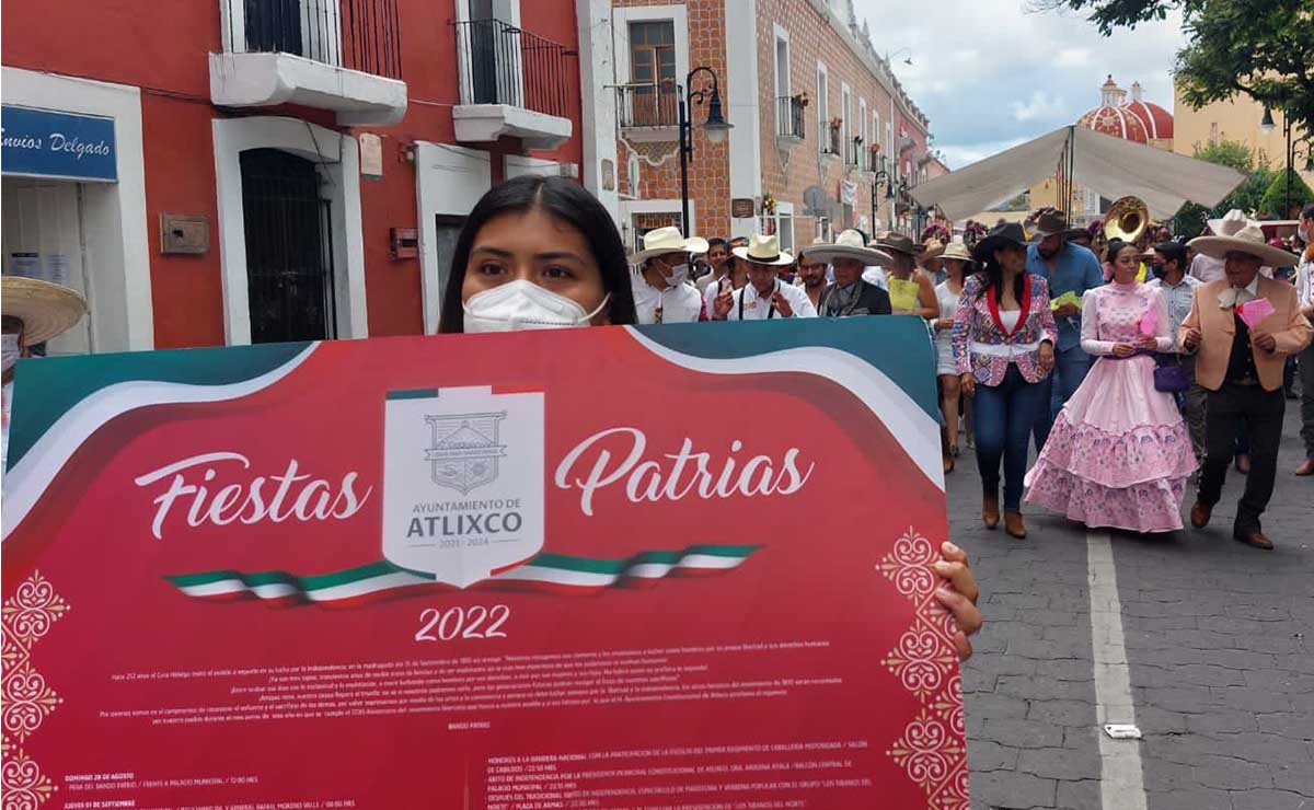 Ariadna Ayala inicia los festejos de septiembre en Atlixco con la pega del bando patrio