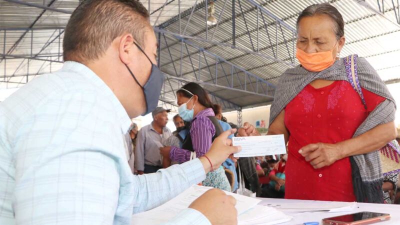Entrega Desarrollo Rural 207 cheques por sequía en la Mixteca