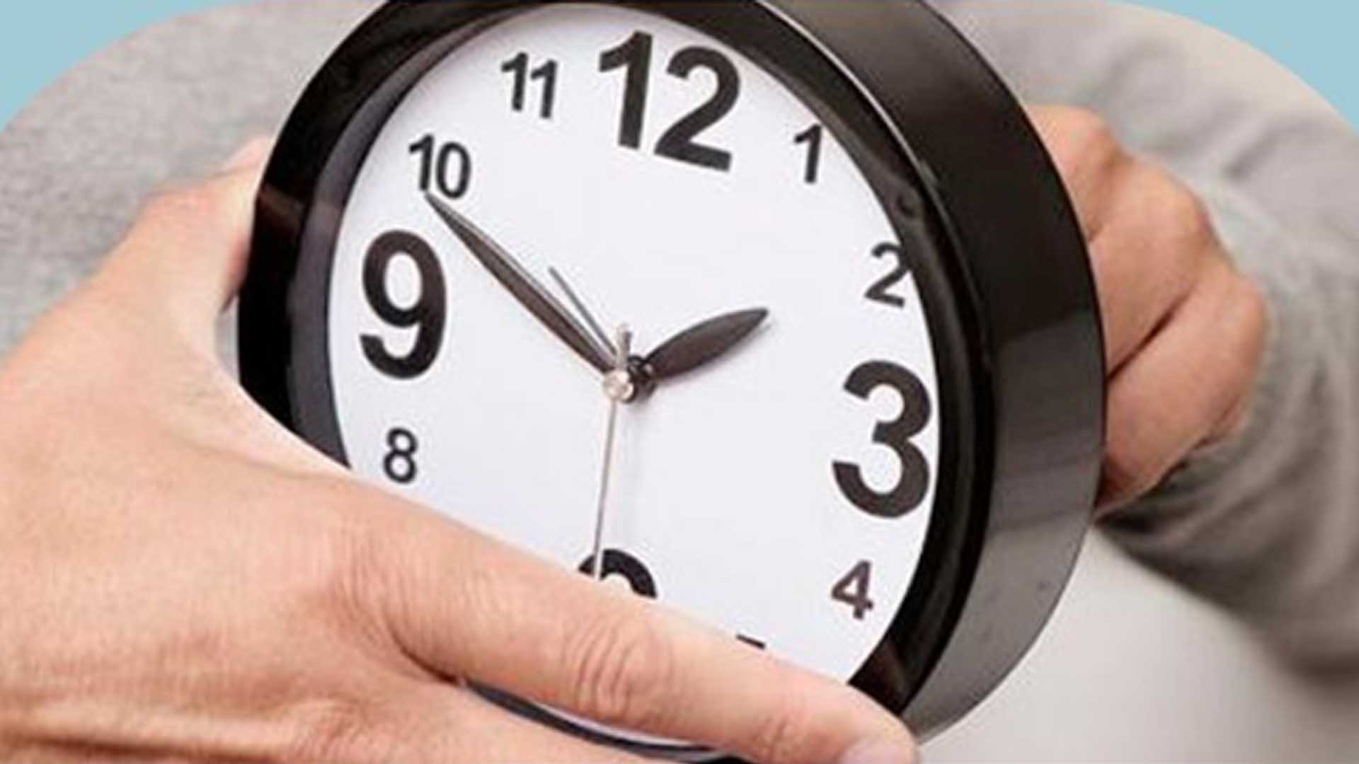 ¿Se adelanta o se atrasa el reloj?