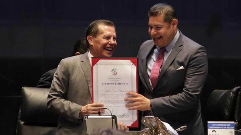 El Senado de la República entregó un reconocimiento a Julio César Chávez