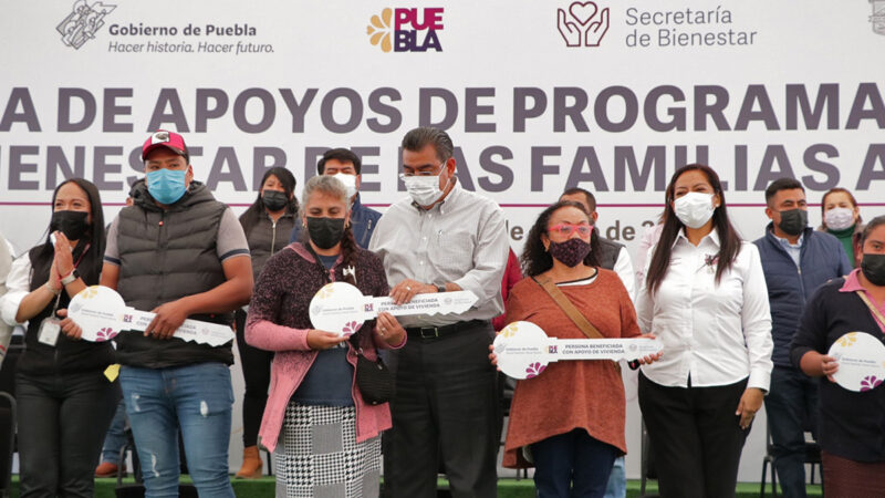 Ariadna Ayala recibe al gobernador sustituto de Puebla Sergio Salomón Céspedes