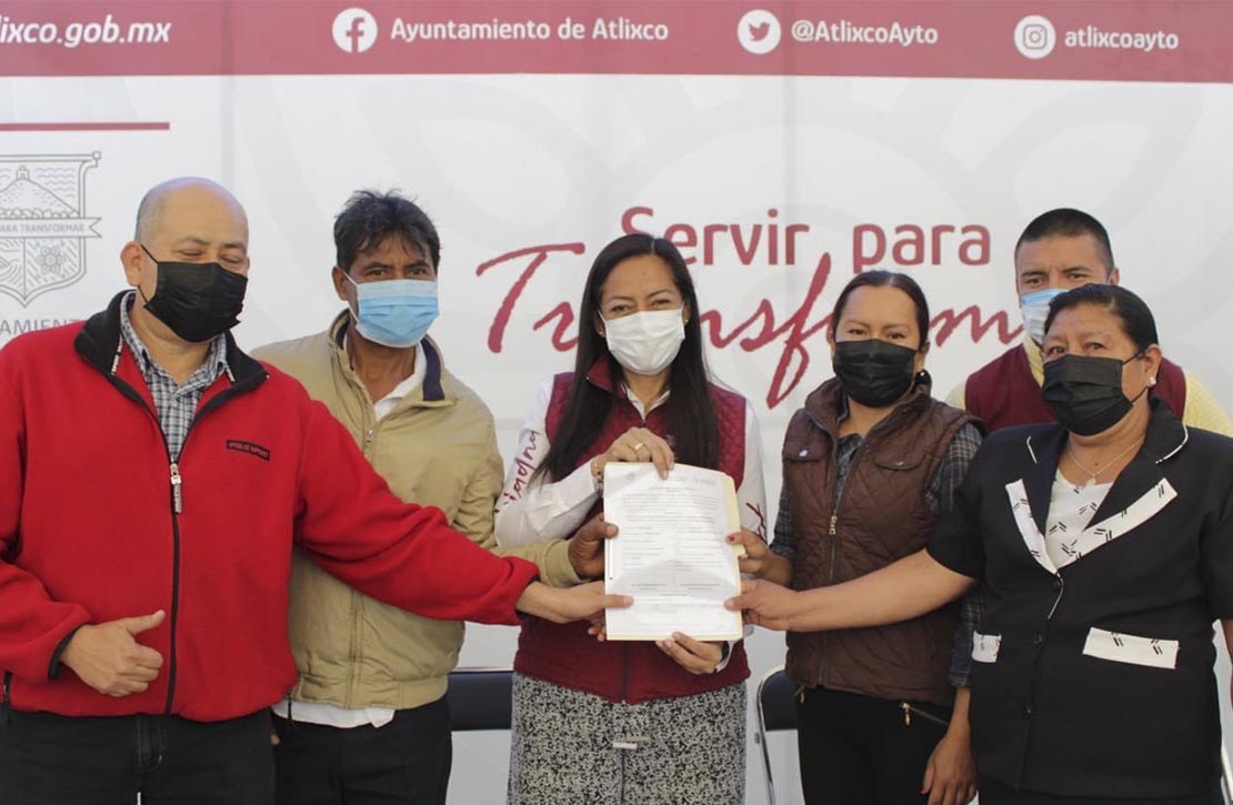Ariadna Ayala entrega barda perimetral y pavimentación en colonias de Atlixco