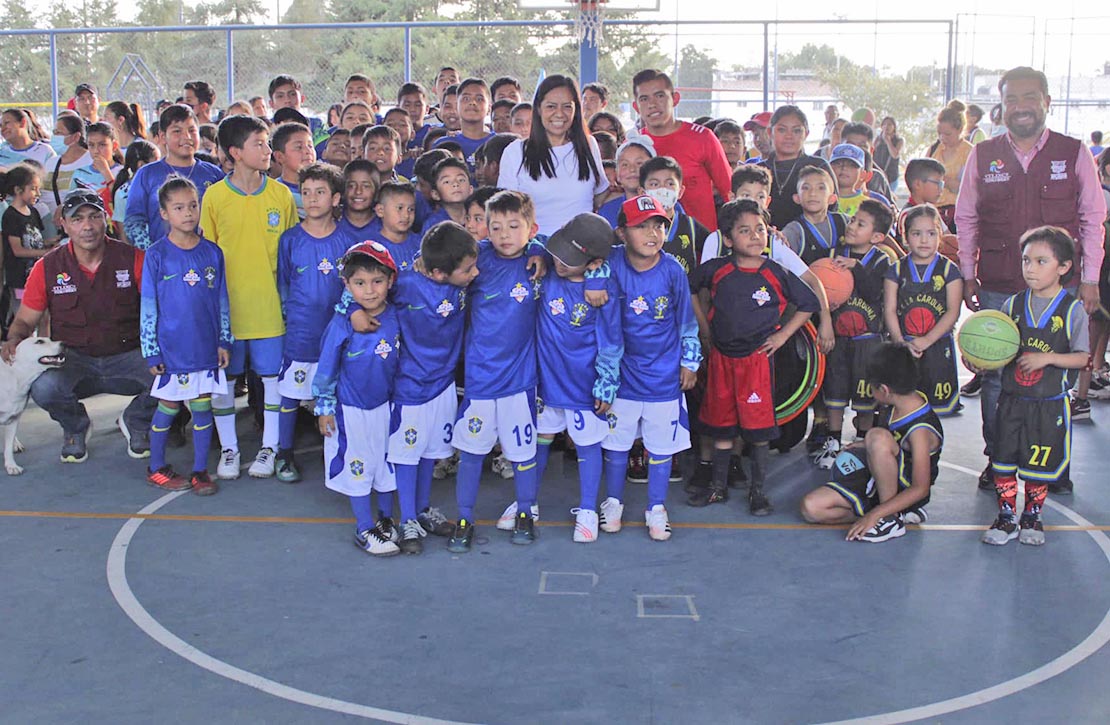 Ariadna Ayala entrega material y equipo a centros de iniciación deportiva del ayuntamiento de Atlixco