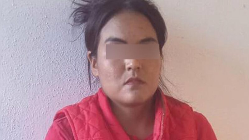 Mujer es detenida cuando pretendía ingresar posible droga al penal de Tepexi