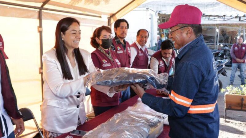 Ariadna Ayala entrega nuevamente uniformes a personal de servicios públicos de Atlixco