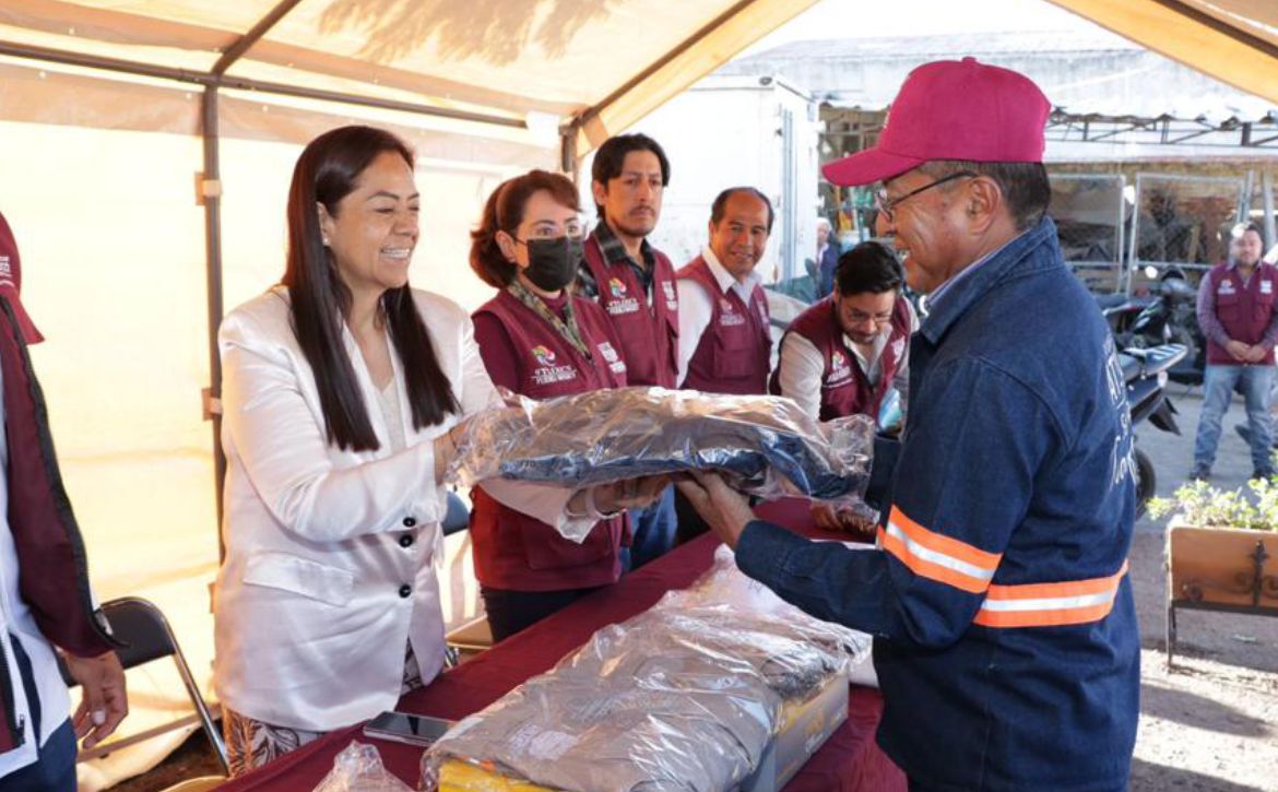 Ariadna Ayala entrega nuevamente uniformes a personal de servicios públicos de Atlixco
