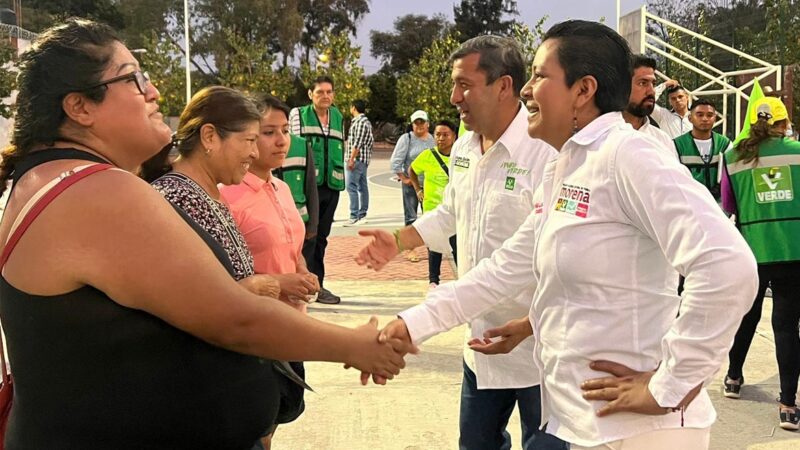 Encuentro entre Ana Laura Altamirano Pérez y el General Arturo Solano con habitantes de la Colonia El Carmen Atlixco