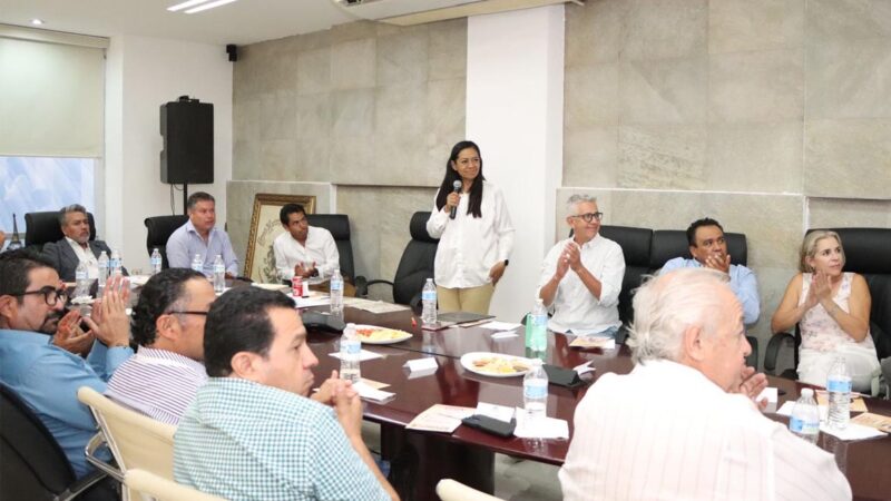 Ariadna Ayala recibe apoyo de empresarios atlixquenses