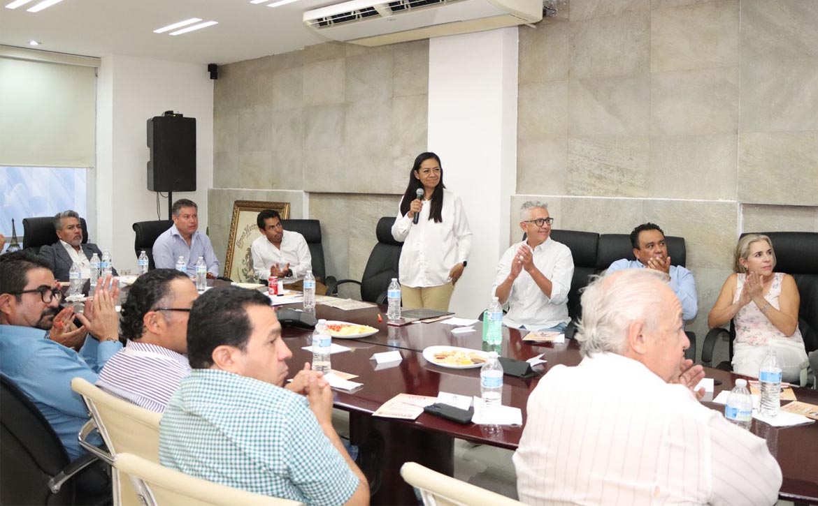 Ariadna Ayala recibe apoyo de empresarios atlixquenses