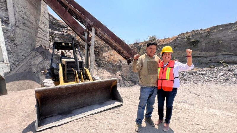Ana Laura Altamirano Pérez, candidata a la diputación local por el Distrito 21, visita la mina de arena y grava en la comunidad de Axocopan Atlixco Puebla