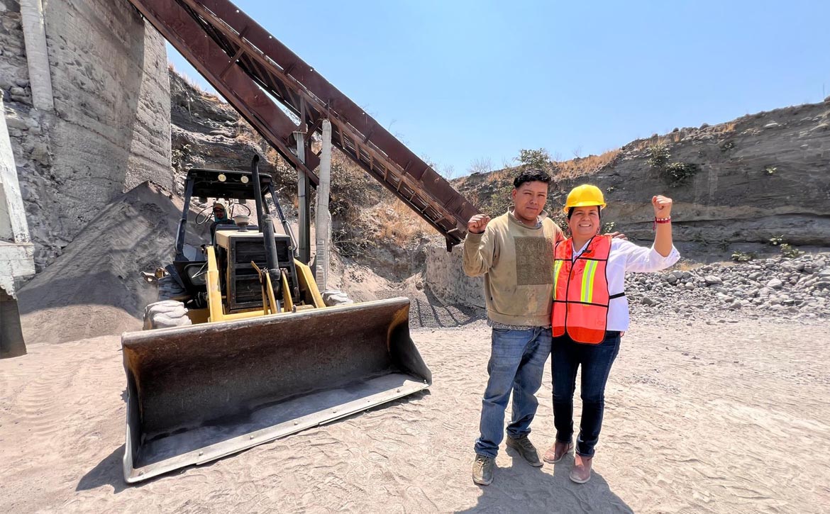 Ana Laura Altamirano Pérez, candidata a la diputación local por el Distrito 21, visita la mina de arena y grava en la comunidad de Axocopan Atlixco Puebla