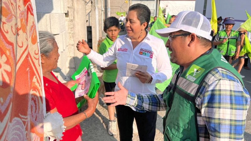 Los candidatos Ana Laura Altamirano y Max Aponte se unen en una caminata por las calles de San Jerónimo Tecuanipan, mostrando su compromiso con la comunidad