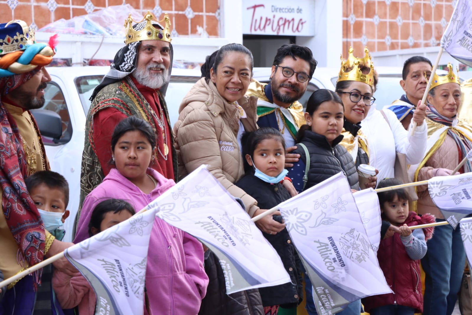 ARIADNA AYALA Y LOS REYES MAGOS RECORREN TODO ATLIXCO PARA ENTREGAR JUGUETES A LOS NIÑOS