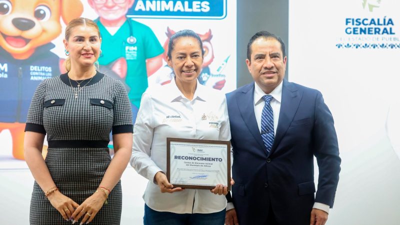 Fiscalía reconoce trabajo de bienestar animal en Atlixco; Ariadna Ayala recibe distintivo