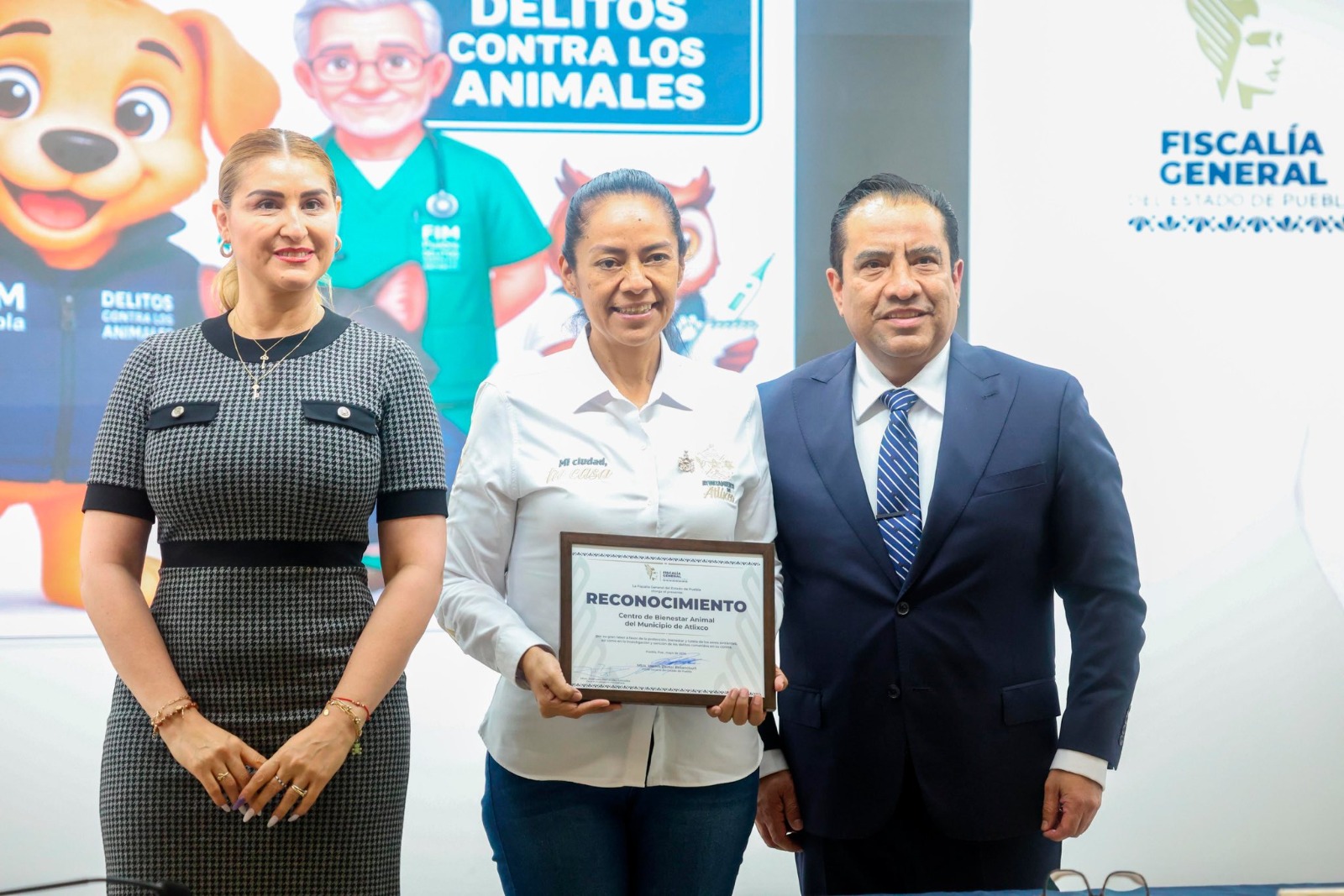 Fiscalía reconoce trabajo de bienestar animal en Atlixco; Ariadna Ayala recibe distintivo